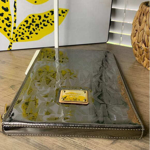 Michael Kors Silver Metallic Signature Jet Set Tablet Ipad Sleeve Case Protector - Picture 3 of 8